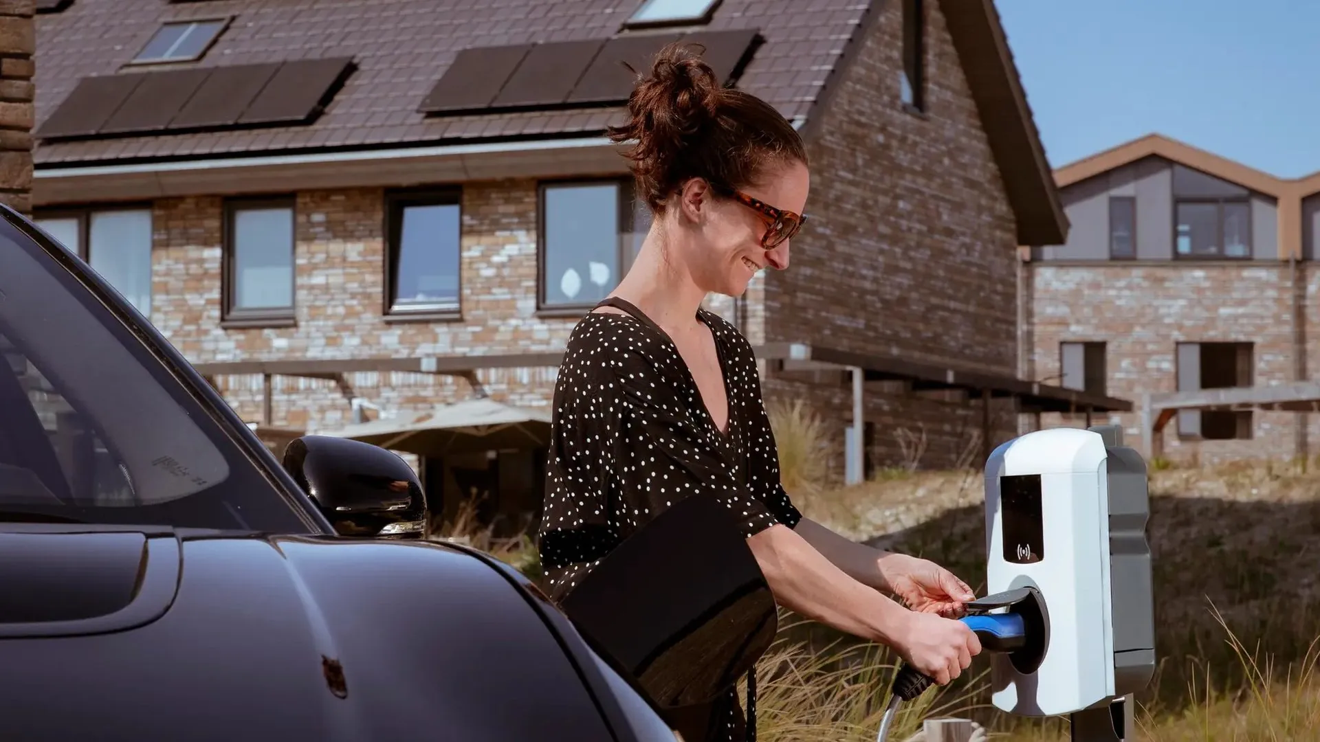 Elektrische auto aan een laadpaal bij een woning