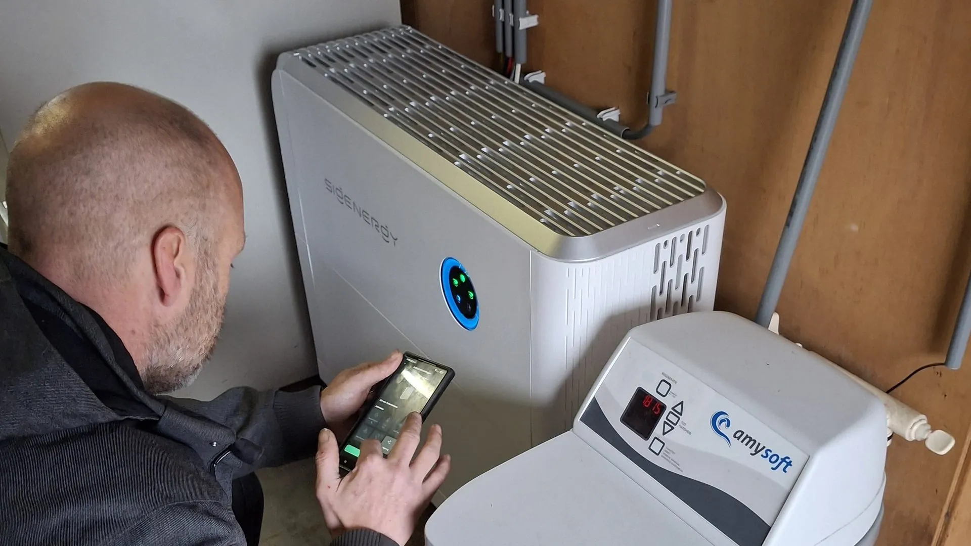 Thuisbatterij aan de wand, bekeken in de app op een telefoon